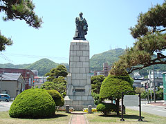 高田屋嘉兵衛像と函館山