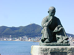 啄木像と函館山