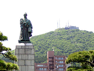 高田屋嘉兵衛像と函館山